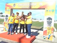 Ketua Panitia FOT Ke 5 Aswar Salim dan Sekertaris Panitia Fahrudin Ibrahim menerima piala bergilir saat pembukaan FOT Ke V tahun 2025 di GOR Fagogoru, desa Nurweda, Kecamatan Weda