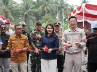 Gubernur Maluku Utara, Sherly Tjoanda Laos, Bupati Halmahera Tengah, Ikram M. Sangadji dan Presiden Direktur PT IWIP, Kevin He saat menggunting pita sebagai tanda pekerjaan jalan Fagogoru dimulai